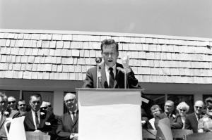 Gov. Hearnes Helps Open New Home