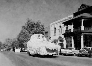 Homcoming Float Enlivens Gallatin Parade 1965